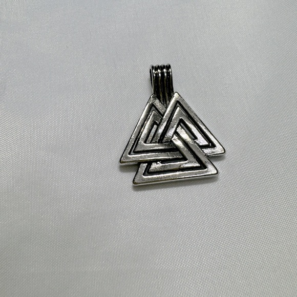 VINTAGE VIKING TRIANGLE NECKLACE - Picture 2 of 2